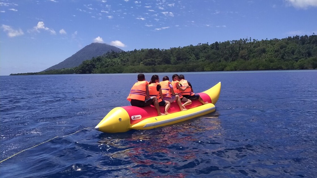 Aktivitas Seru Banana Boat di Taman Nasional Bunaken
