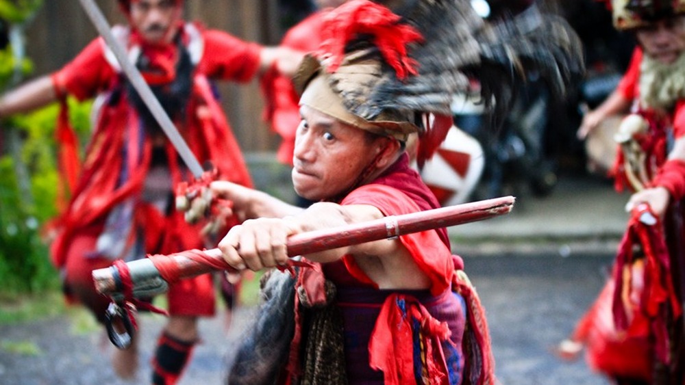 Aktivitas Seru Menonton Tari Kabasaran Manado di Taman Nasional Bunaken