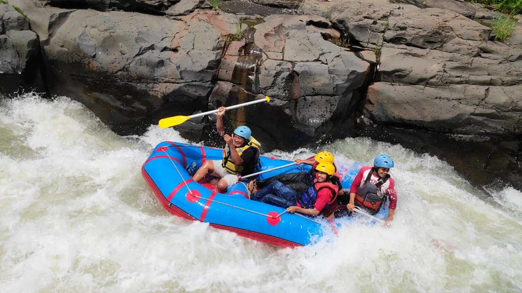 Rekomendasi Wisata Alam Aktivitas Seru Adrenalin Rafting Desa Batu Mekar Lombok