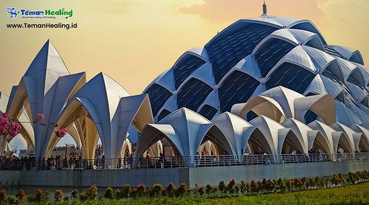 Foto Wisata Religi Masjid Al Jabbar Bandung, Masjid Terapung Terbesar di Indonesia yang Viral